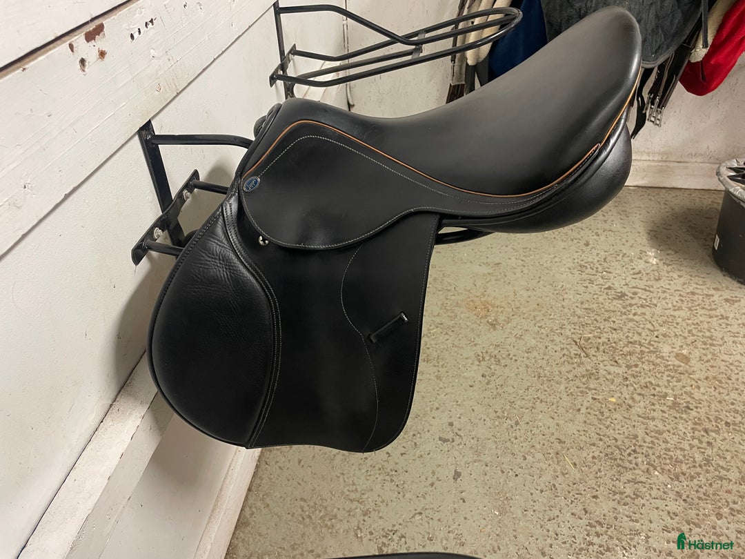 Sadlar hästutrustning till salu: Lippo Fazzino Sadel 16,5 tum Svart i Växjö - Annons 1