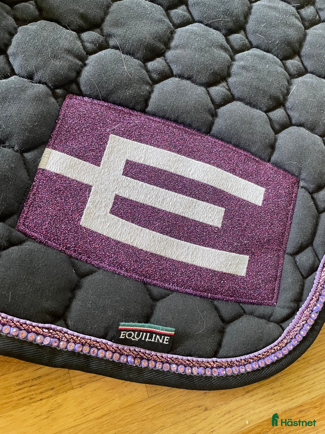 Schabrak & Vojlockar hästutrustning till salu: Super snyggt e-logga schabrak och huva🤩💜 i Simlångsdalen - Annons 3