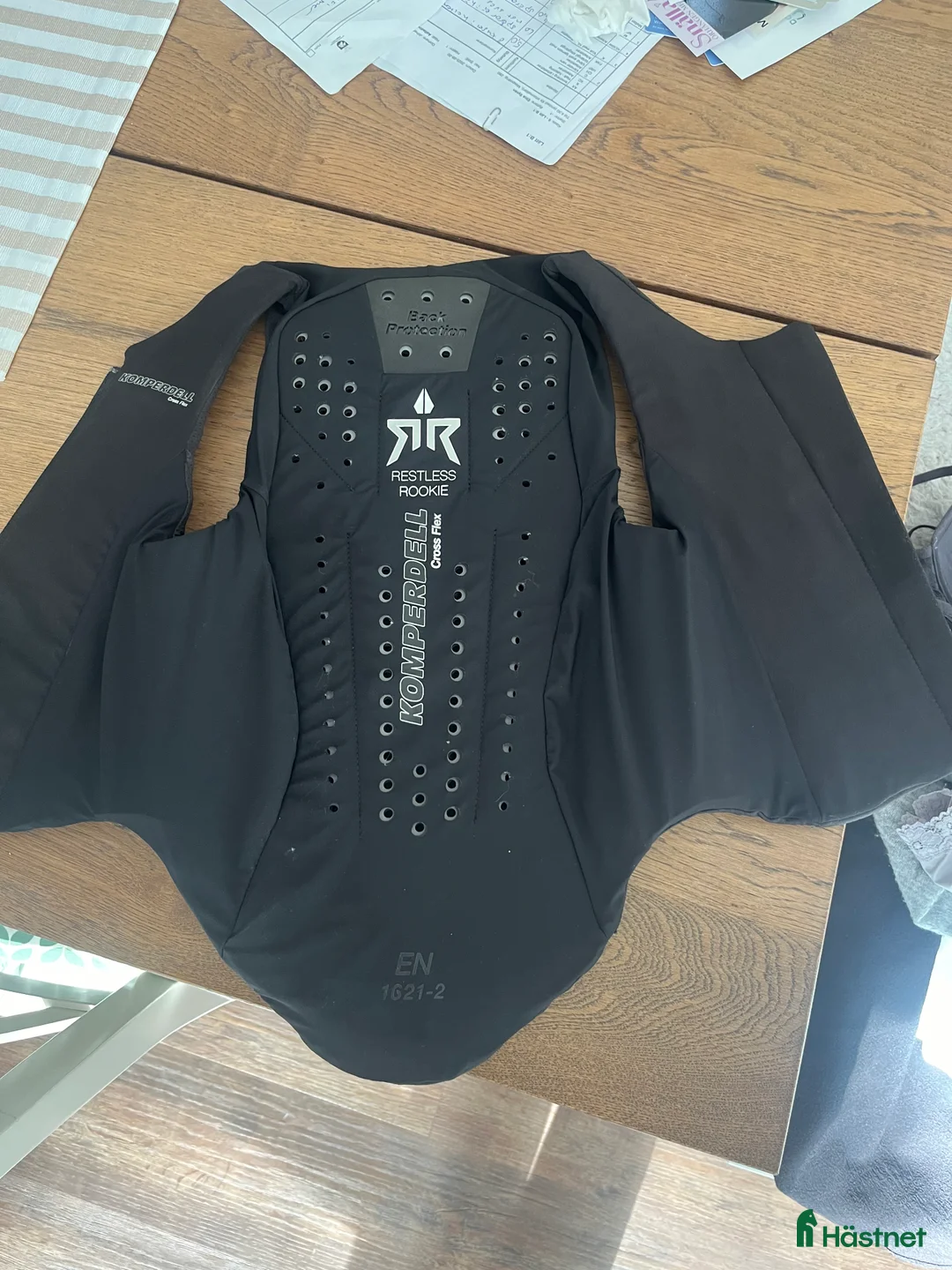 Säkerhetsvästar ryttarutrustning till salu: Ryggskydd Komperdell Cross Flex i Oskarshamn - Annons 1