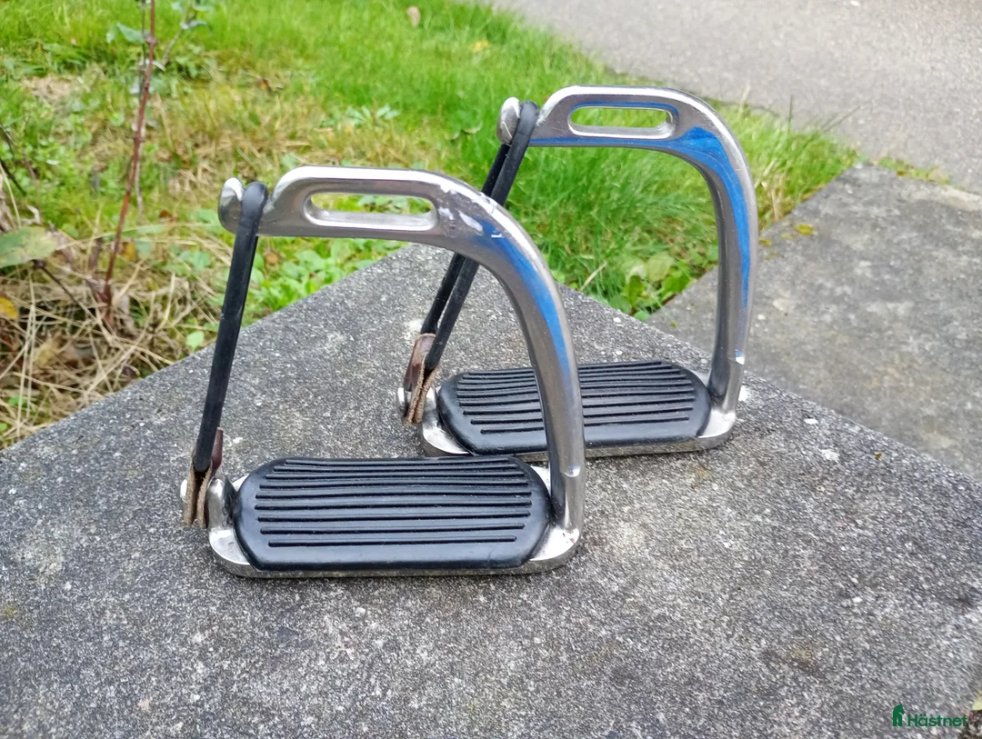 Sadeltillbehör hästutrustning till salu: Säkerhets stigbyglar  i Strömstad - Annons 1
