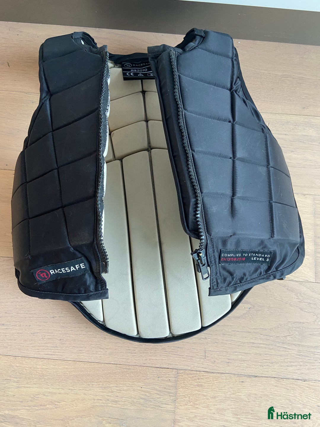 Säkerhetsvästar ryttarutrustning till salu: Racesafe Child stl M i Vallentuna - Annons 1