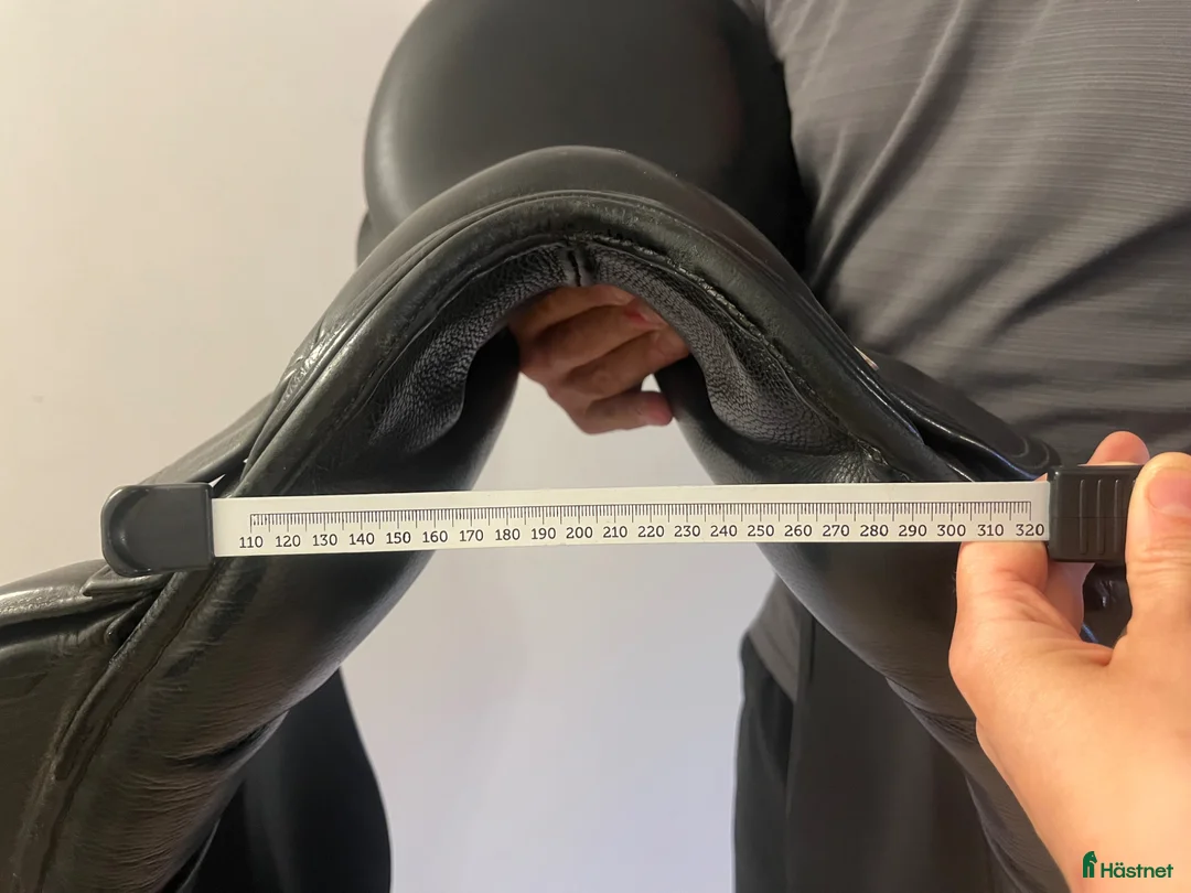 Sadlar hästutrustning till salu: Jeffries dressyrsadel 17’ - Annons 2