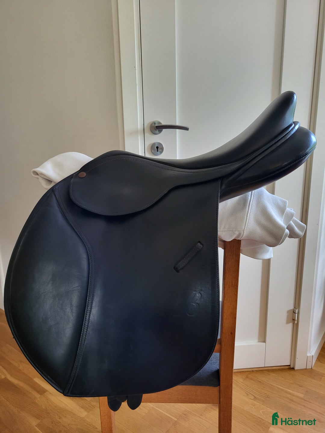 Sadlar hästutrustning till salu: Mycket fin hoppsadel Bates Caprilli 16 tum i Torslanda - Annons 1