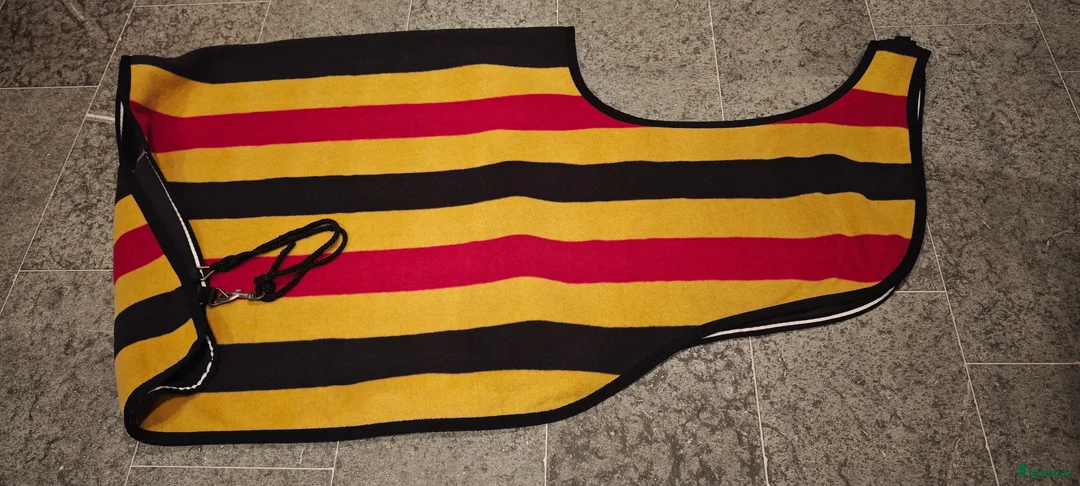 Täcken hästutrustning till salu: Rambo randigt ridtäcke i Höllviken - Annons 1