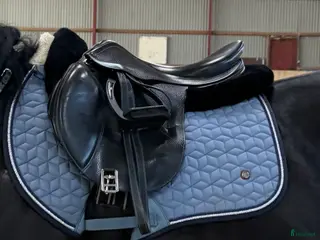 Sadlar hästutrustning Prestige Versailles hoppsadel 17” - Annons 1