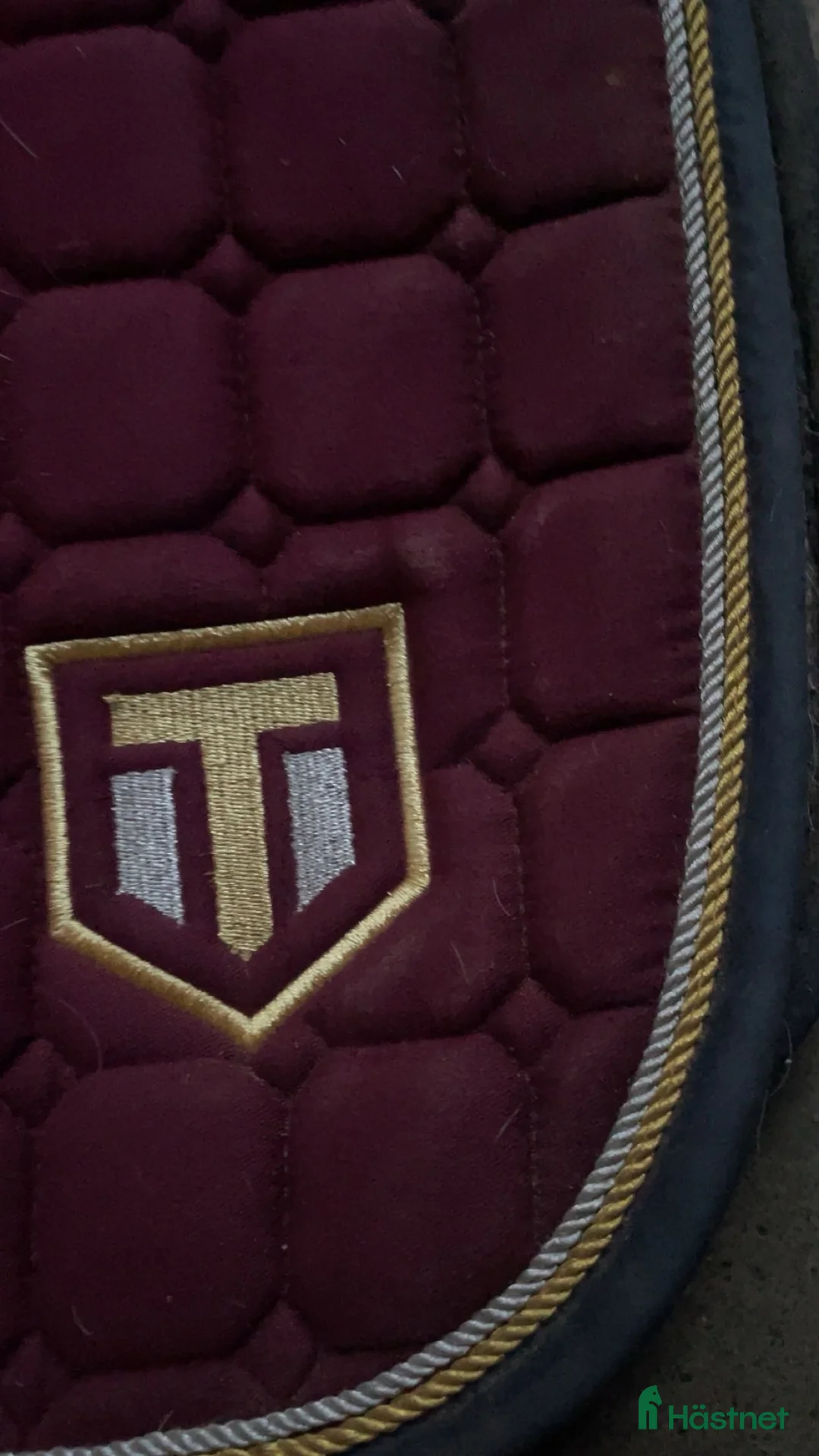 Schabrak & Vojlockar hästutrustning till salu: Vinrött trinity schabrak  i Norrtälje - Annons 3