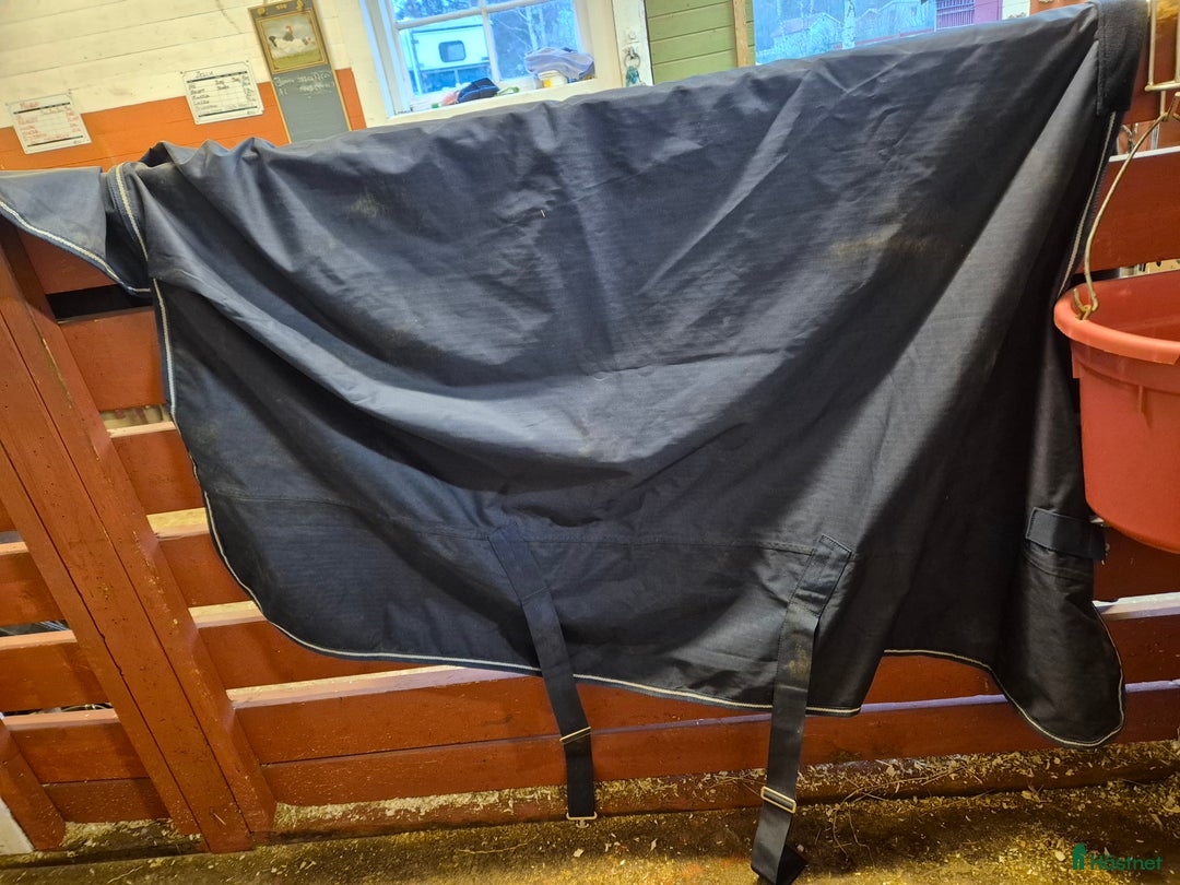 Täcken hästutrustning till salu: Ofodrat regntäcke  i Mjölby - Annons 2