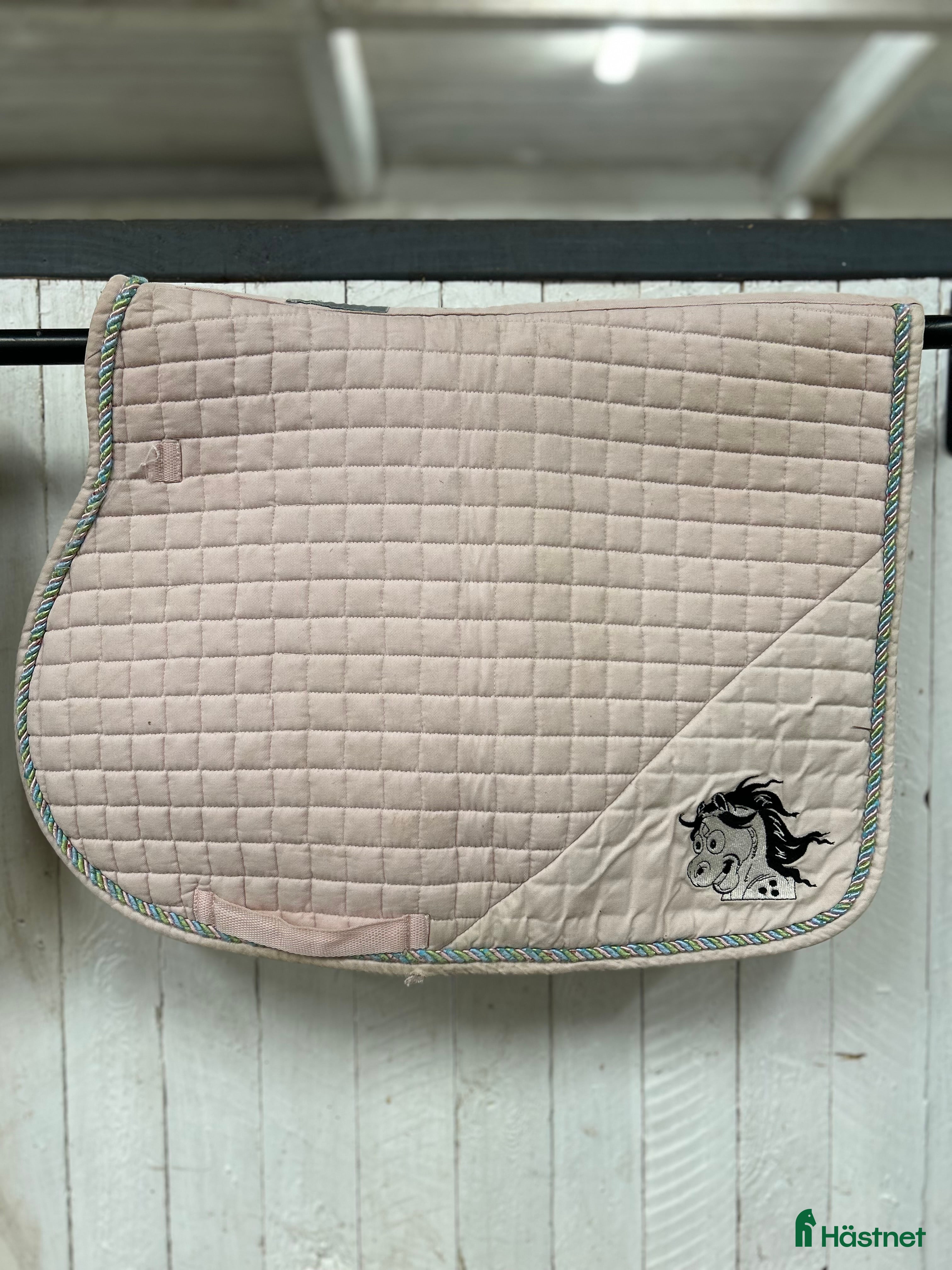 Schabrak & Vojlockar hästutrustning till salu: Mulle schabrak rosa i Trelleborg - Annons 1