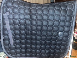 Schabrak & Vojlockar hästutrustning till salu: Använt 1 ggr Eskadron blå glitter full dressyr i Vallentuna - Annons 3