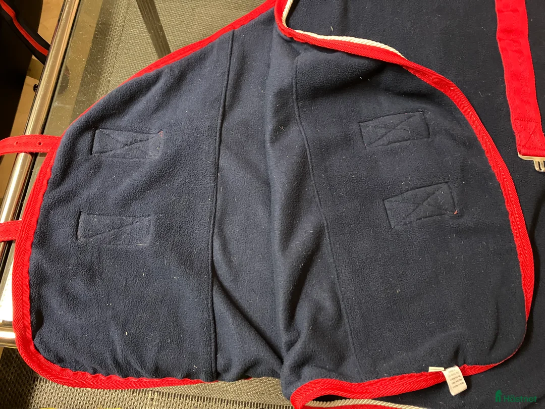 Täcken hästutrustning till salu: Fleecetäcken i fint skick storlek 155 - Annons 11