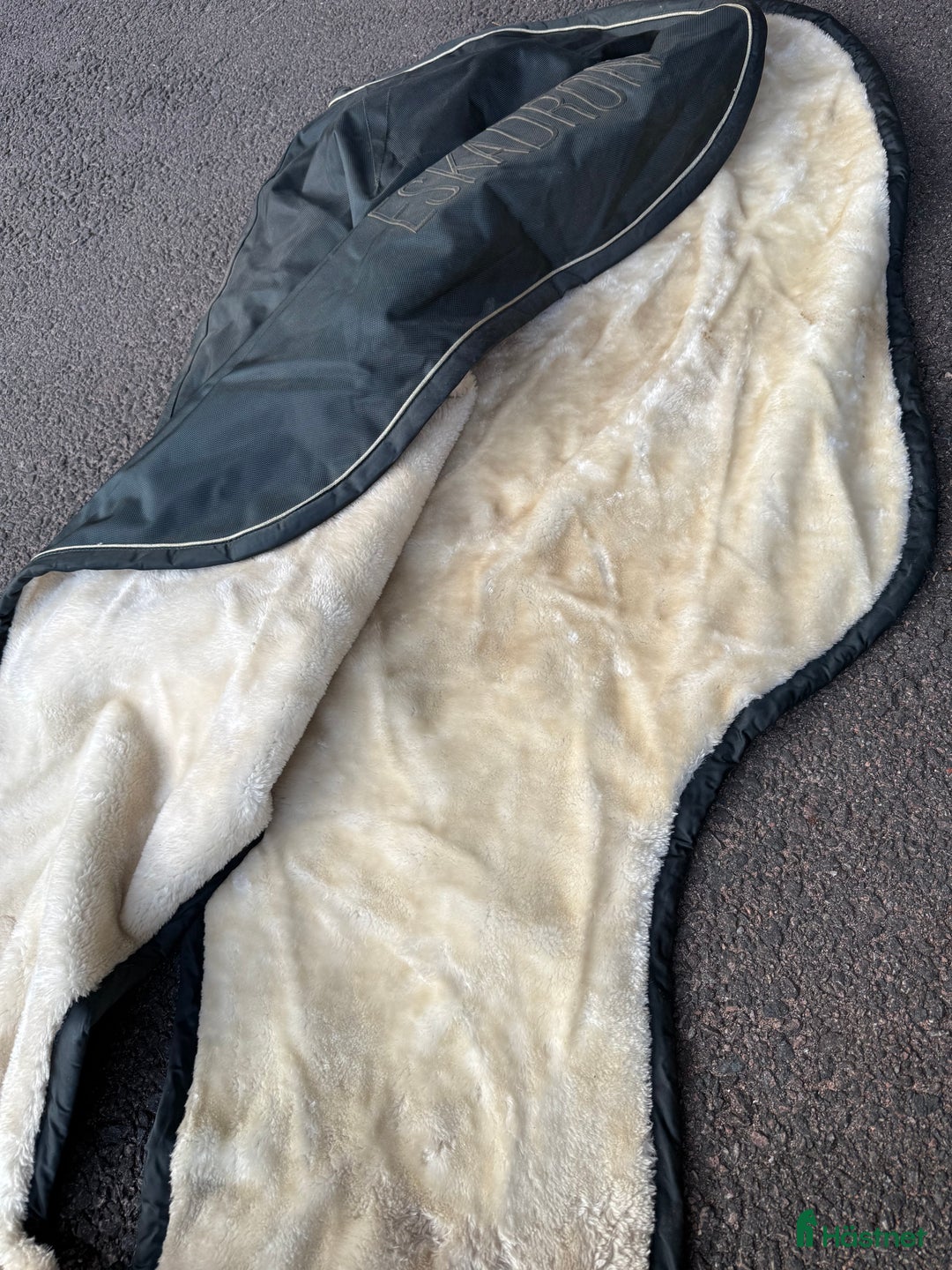 Täcken hästutrustning till salu: Eskadron ländtäcke i Borås - Annons 2