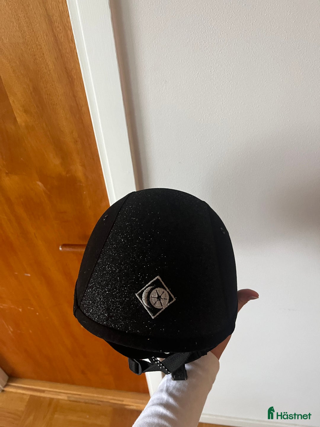 Hjälmar ryttarutrustning till salu: Charles owen hjälm  i Lidingö - Annons 2