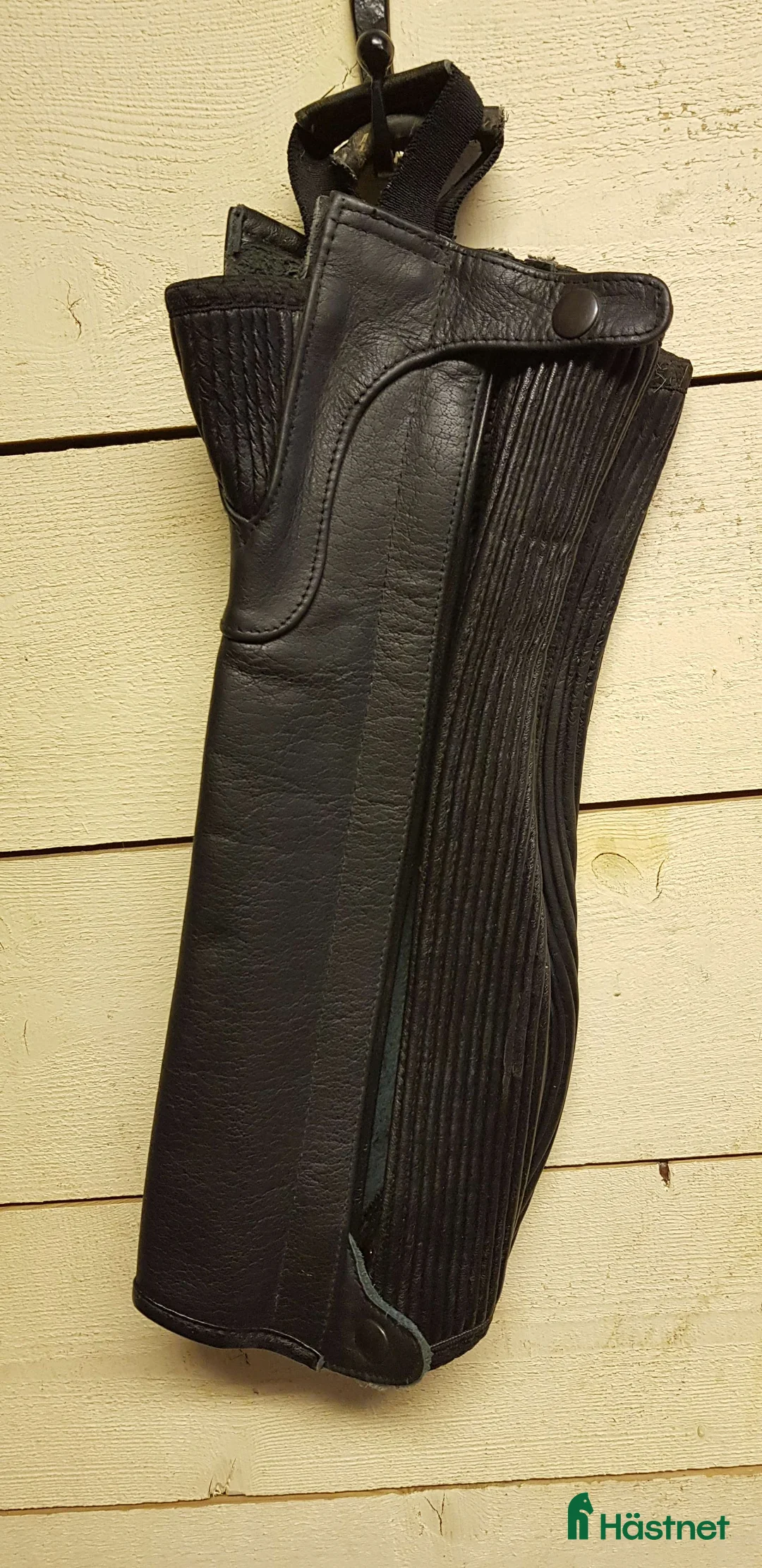 Ridstövlar ryttarutrustning till salu: Svarta läderchaps i Nora - Annons 1