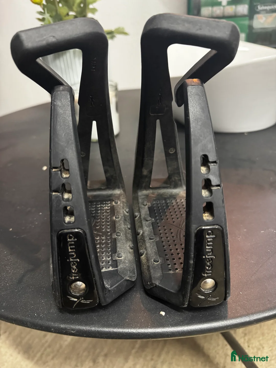 Stigbyglar hästutrustning till salu: FreeJump stigbyglar i Malmköping - Annons 3