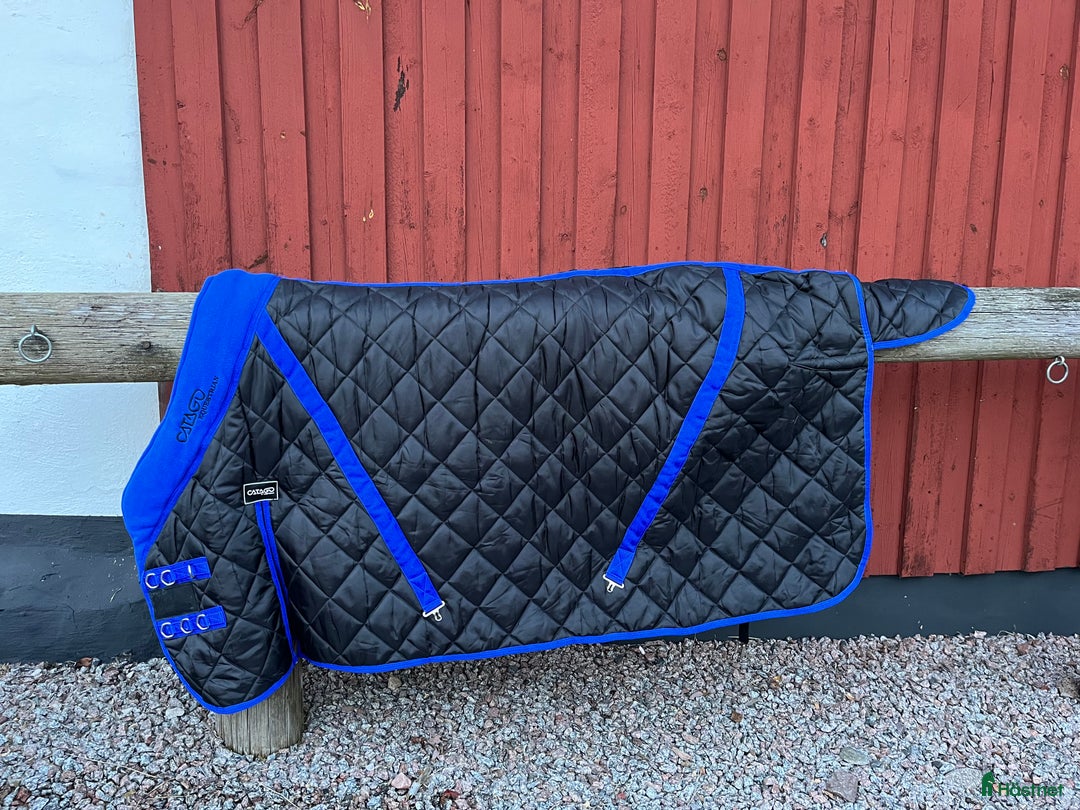Täcken hästutrustning till salu: Catago Stalltäcke i Uppsala - Annons 1