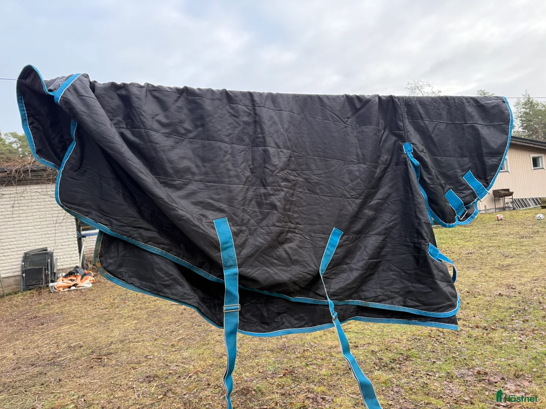 Täcken hästutrustning till salu: Stalltäcke m fast hals 125 cm i Visby - Annons 2