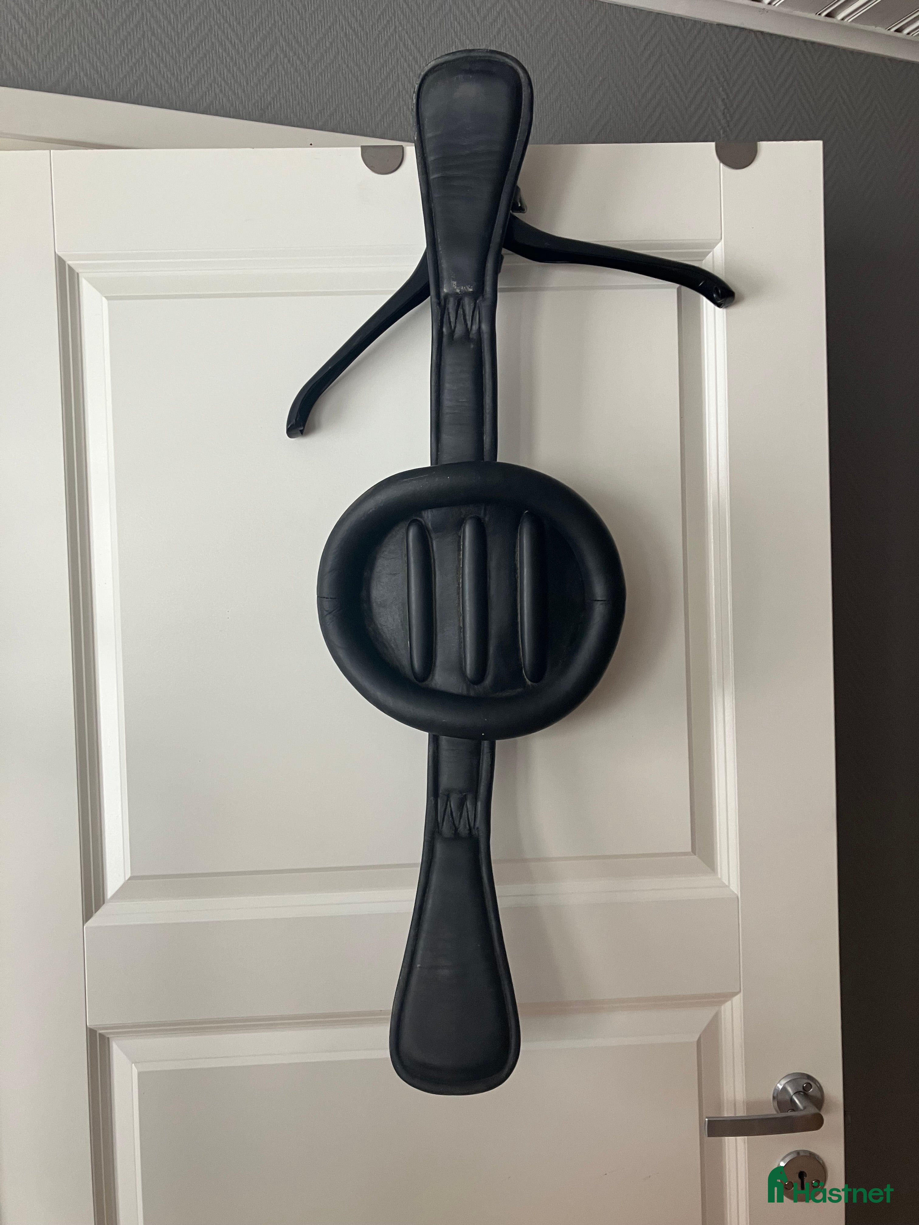 Sadeltillbehör hästutrustning Svart Dressyrgjord Prestige med stor platta  i Kågeröd - Annons 6