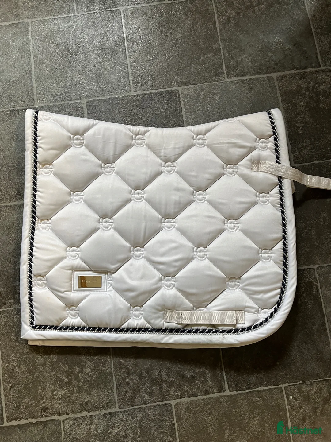 Schabrak & Vojlockar hästutrustning till salu: Vitt Equestrian stockholm schabrak - Annons 1