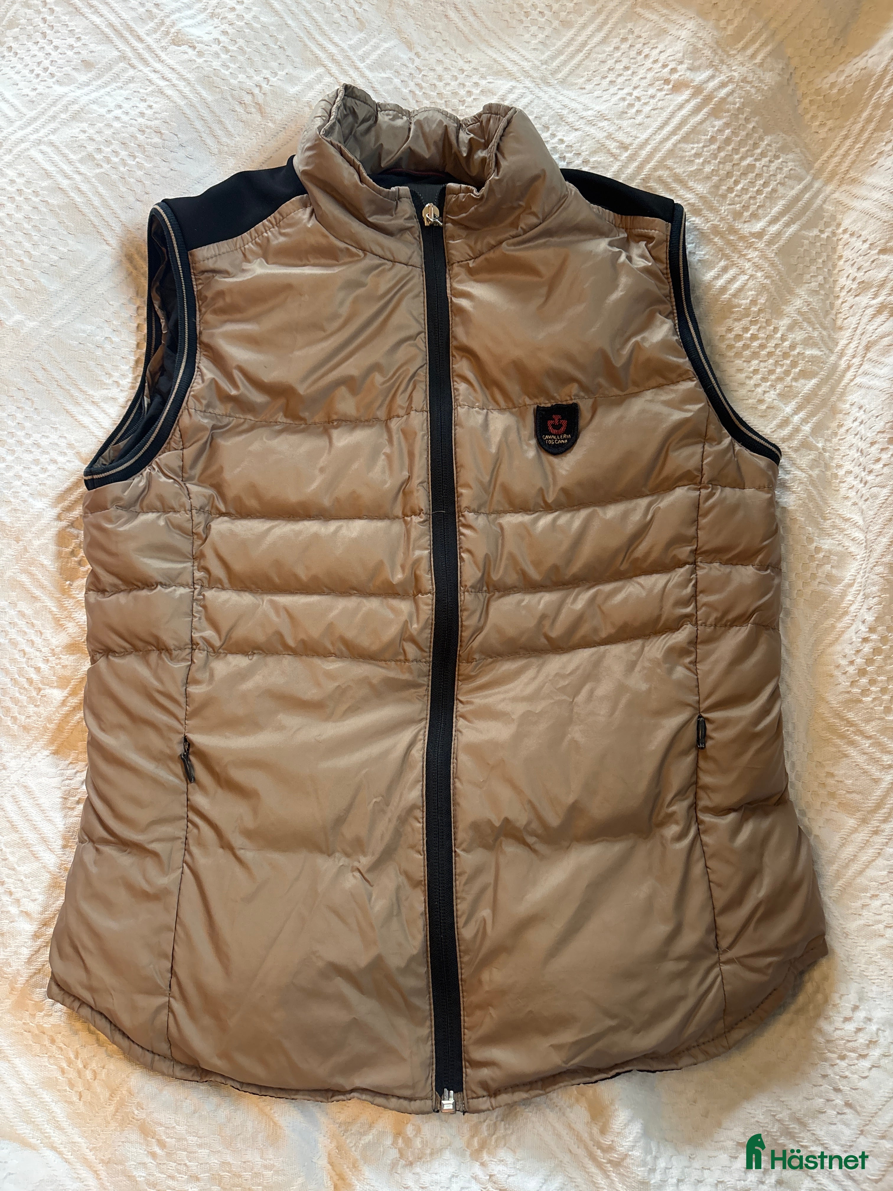 Jackor & Kavajer ryttarutrustning till salu: Dunväst från Cavalleria Toscana.  i Färjestaden - Annons 23