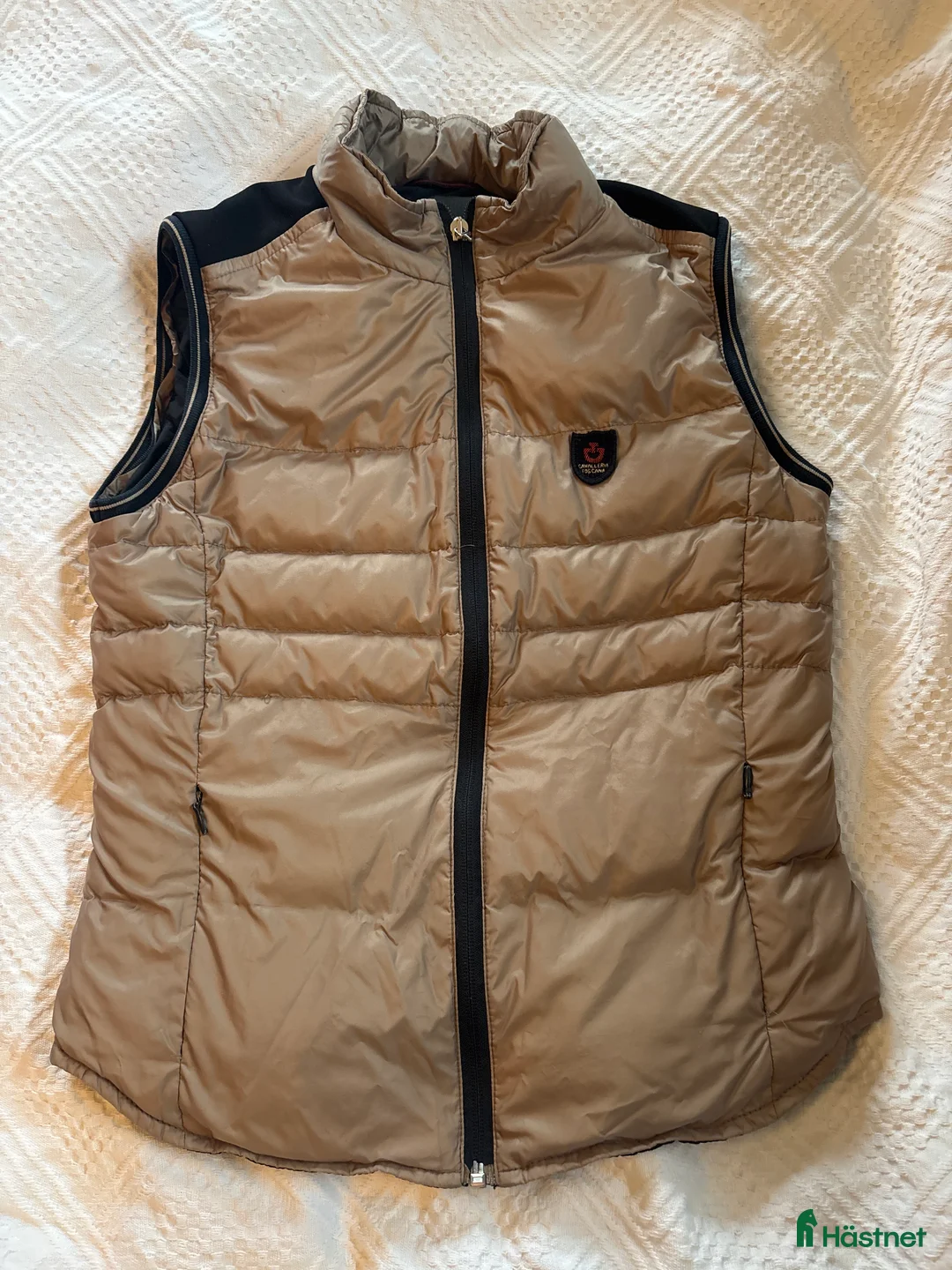 Jackor & Kavajer ryttarutrustning till salu: Dunväst från Cavalleria Toscana.  i Färjestaden - Annons 1