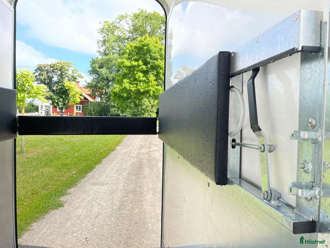 Hästtransporter  fordon & transport till salu: Fautras JMS demovagn 20% rabatt i Sorunda - Annons 4