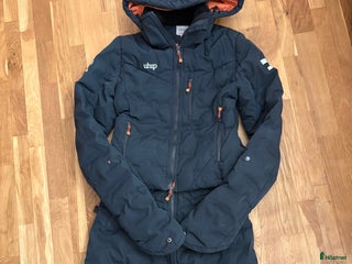 Jackor & Kavajer ryttarutrustning till salu: Uhip jacka och kjol i Visby - Annons 3