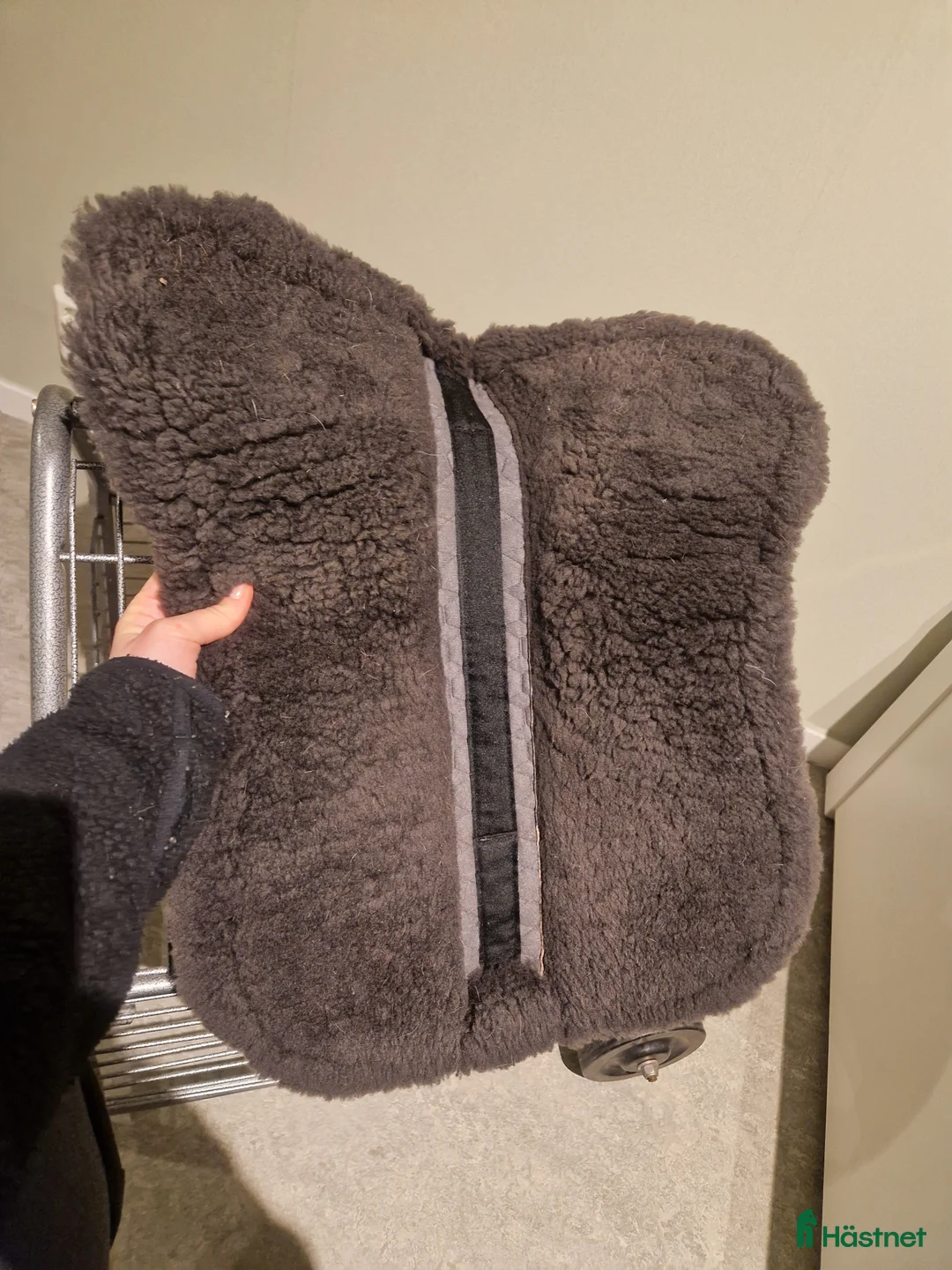 Schabrak & Vojlockar hästutrustning till salu: Mattes fårskinnspad  - Annons 2