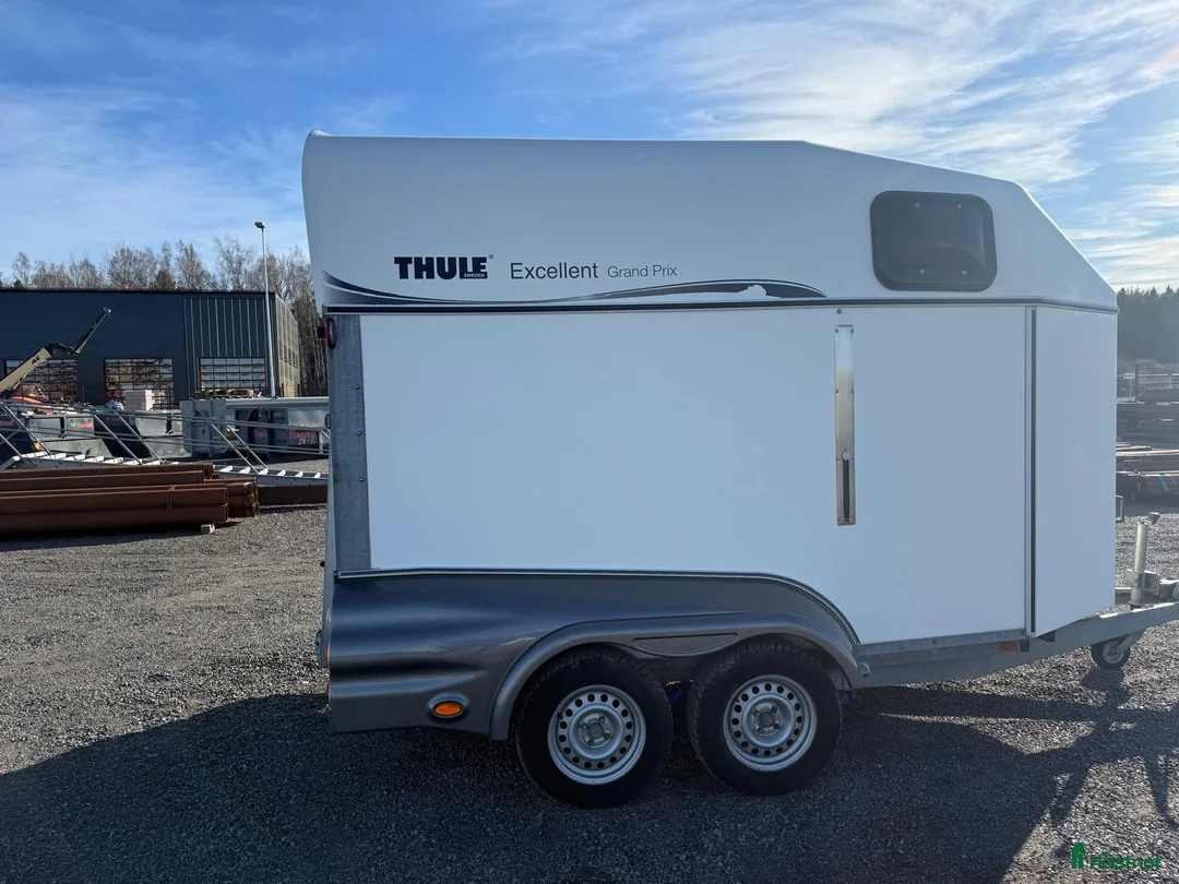 Hästtransporter  fordon & transport till salu: Thule Excellent hästsläp 2012 i Norrköping - Annons 1