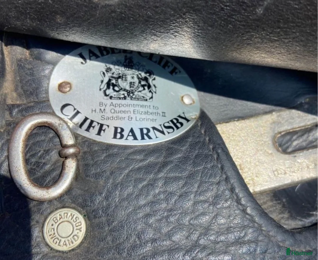 Sadlar hästutrustning till salu: Dressyrsadel cliff Barnsby 17” i Halmstad - Annons 3