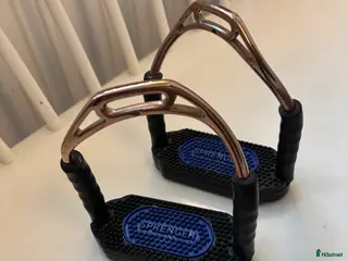 Sadeltillbehör hästutrustning till salu: Stigbyglar Sprenger Bow Balance i rosé - Annons 1