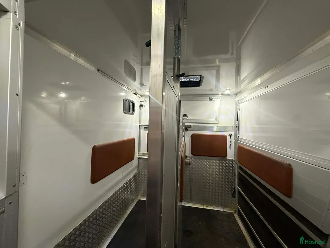 Hästlastbilar  fordon & transport till salu: Hästlastbil - 3 sittplatser och stuteri-inredning i Köping - Annons 6