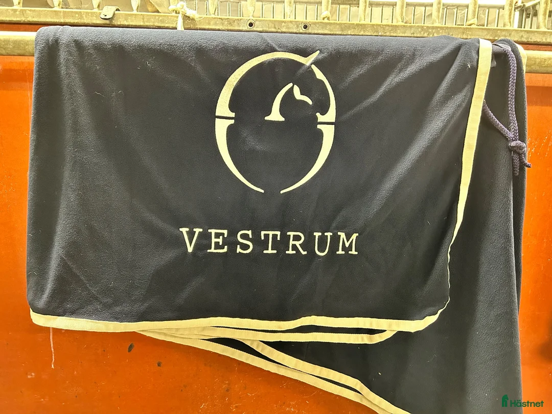Täcken hästutrustning till salu: Vestrum fleecetäcke stl 155cm (XL) - Annons 2