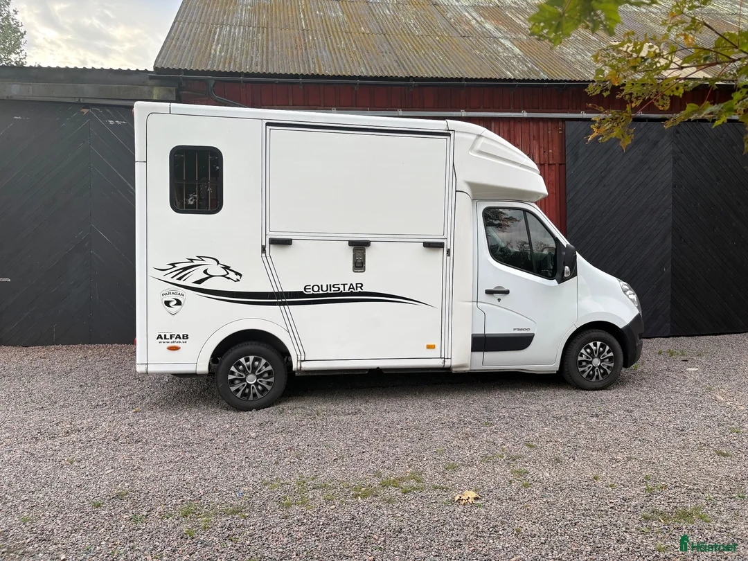 Hästlastbilar  fordon & transport till salu: Renault hästlastbil Equistar Alfab vit i Klippan - Annons 2