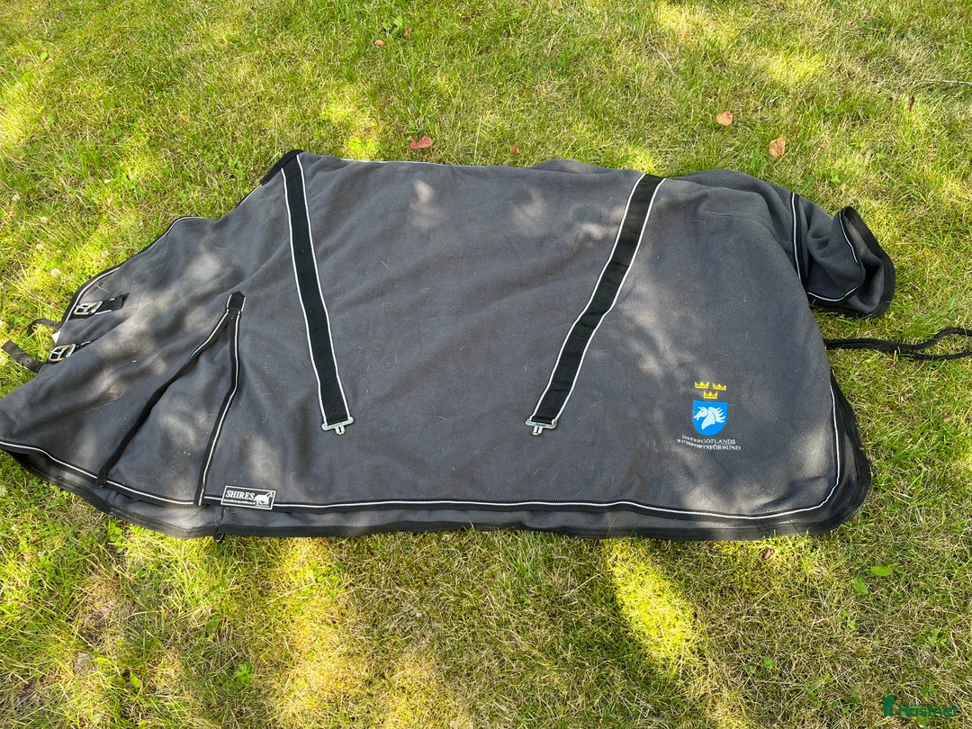 Täcken hästutrustning till salu: Täcken stl 125 & 135 i Vikingstad - Annons 2
