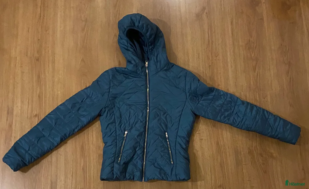 Jackor & Kavajer ryttarutrustning till salu: Grön ridjacka med luva i Örsundsbro - Annons 1