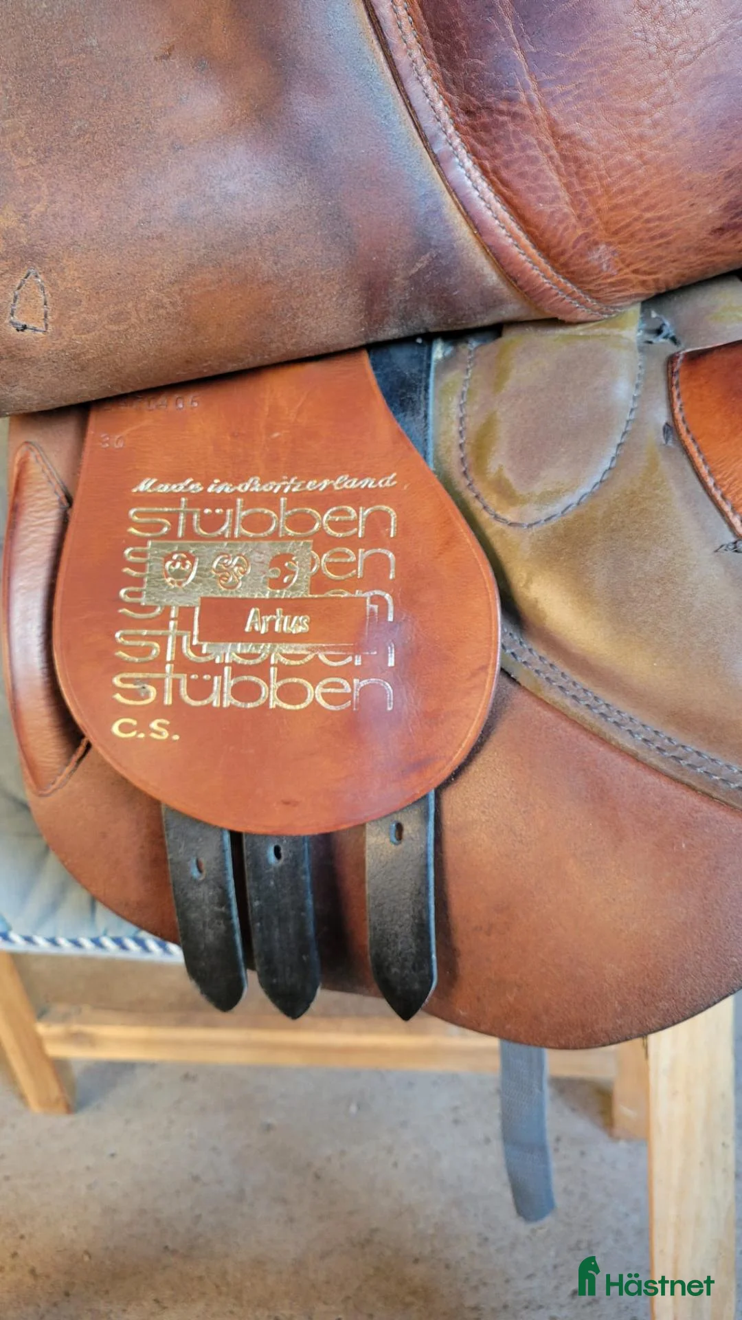 Sadlar hästutrustning till salu: Stübben Artus C.S. Hoppsadel 30 / 17" – Cognac - Annons 7