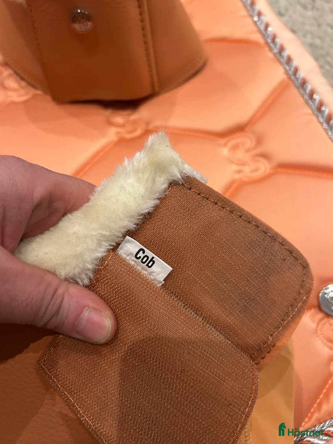 Schabrak & Vojlockar hästutrustning till salu: Orange set schabrak, boots och tröjor i Enhörna - Annons 3