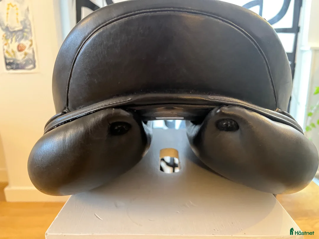 Sadlar hästutrustning till salu: Dressyrsadel i gott skick - Annons 2