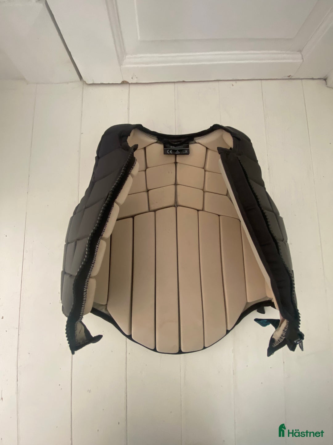 Säkerhetsvästar ryttarutrustning till salu: Oanvänd säkerhetsväst i jättefint skick i Lerum - Annons 3