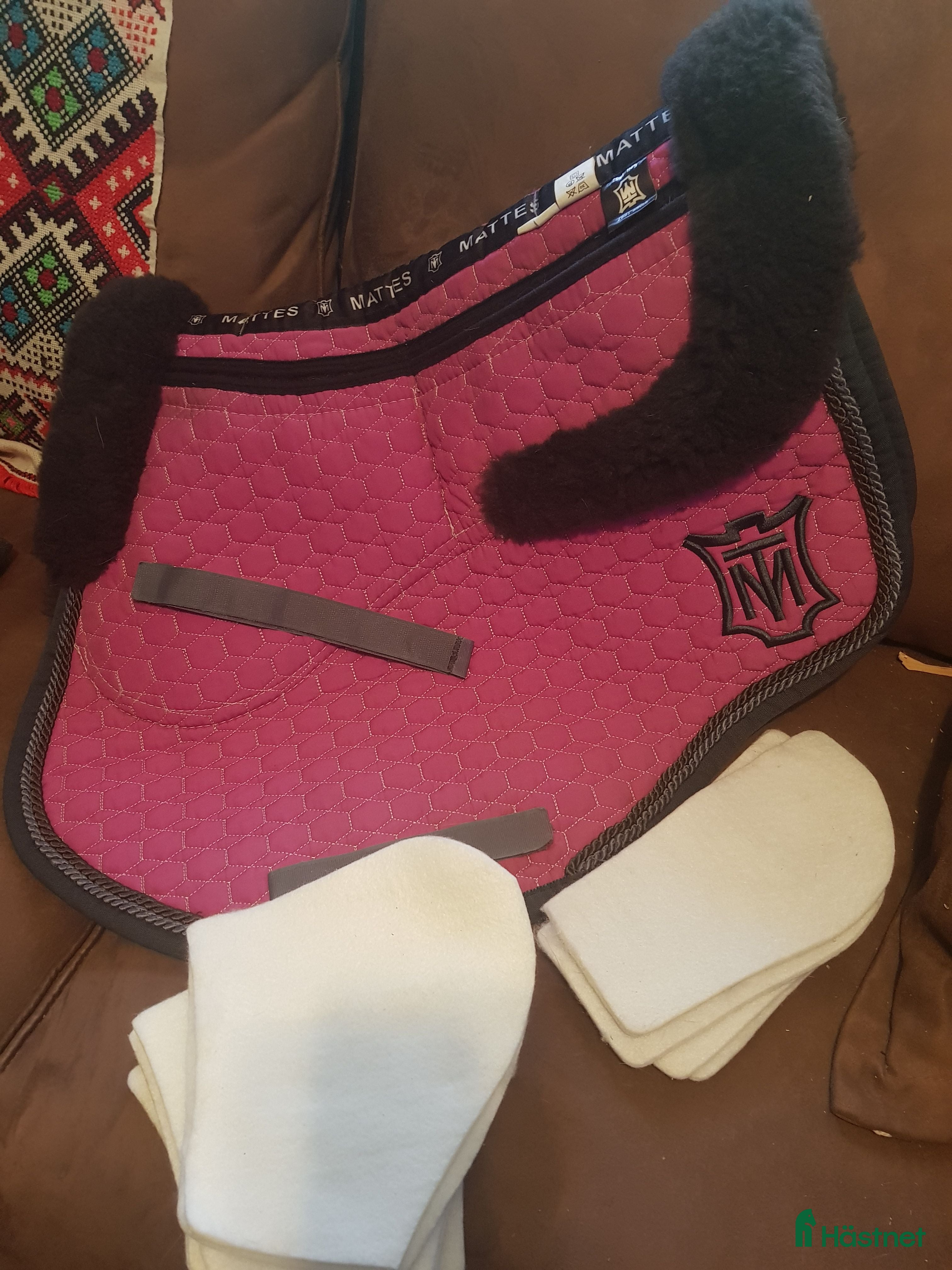 Sadeltillbehör hästutrustning till salu: Mattes fårskinnschabrak med inlägg strl S i Timrå - Annons 6