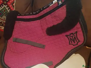 Sadeltillbehör hästutrustning Mattes fårskinnschabrak med inlägg strl S i Timrå - Annons 3