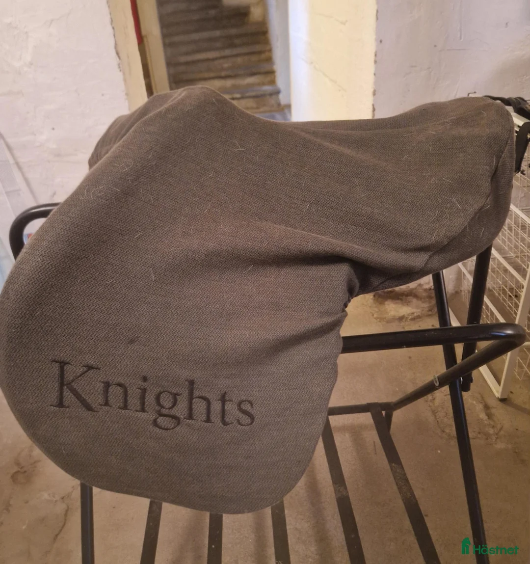 Sadlar hästutrustning till salu: Svart knights siddhant hoppsadel - Annons 3