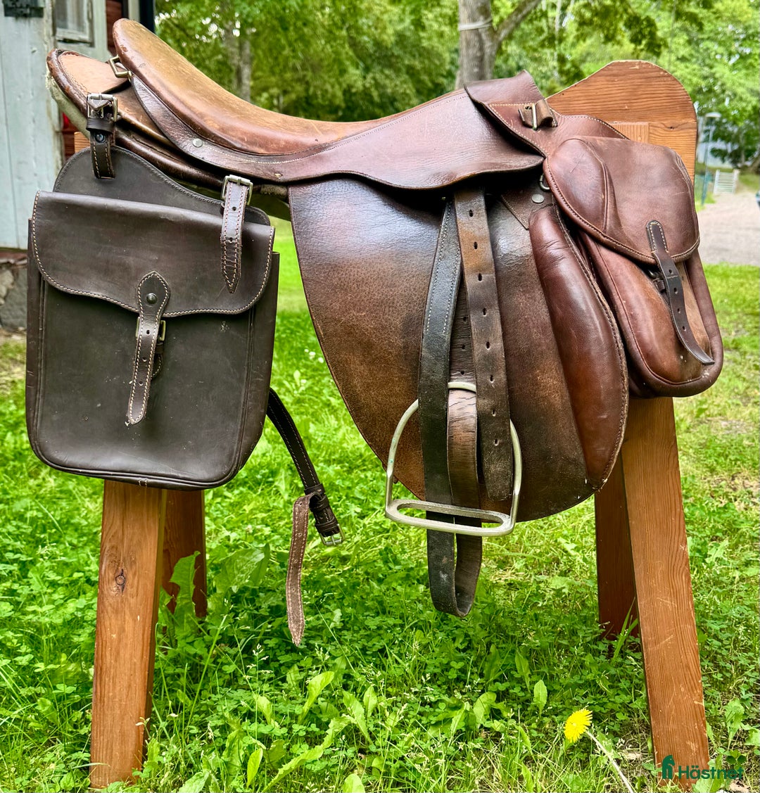 Sadlar hästutrustning till salu: Svensk officer sadel modell 99 i Stockholm - Annons 1