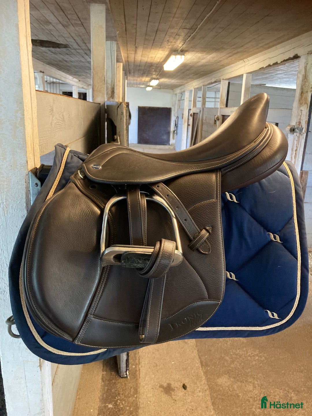 Sadlar hästutrustning till salu: Välskött Iconic Light hybrid hopp 16,5” i Torpsbruk - Annons 2