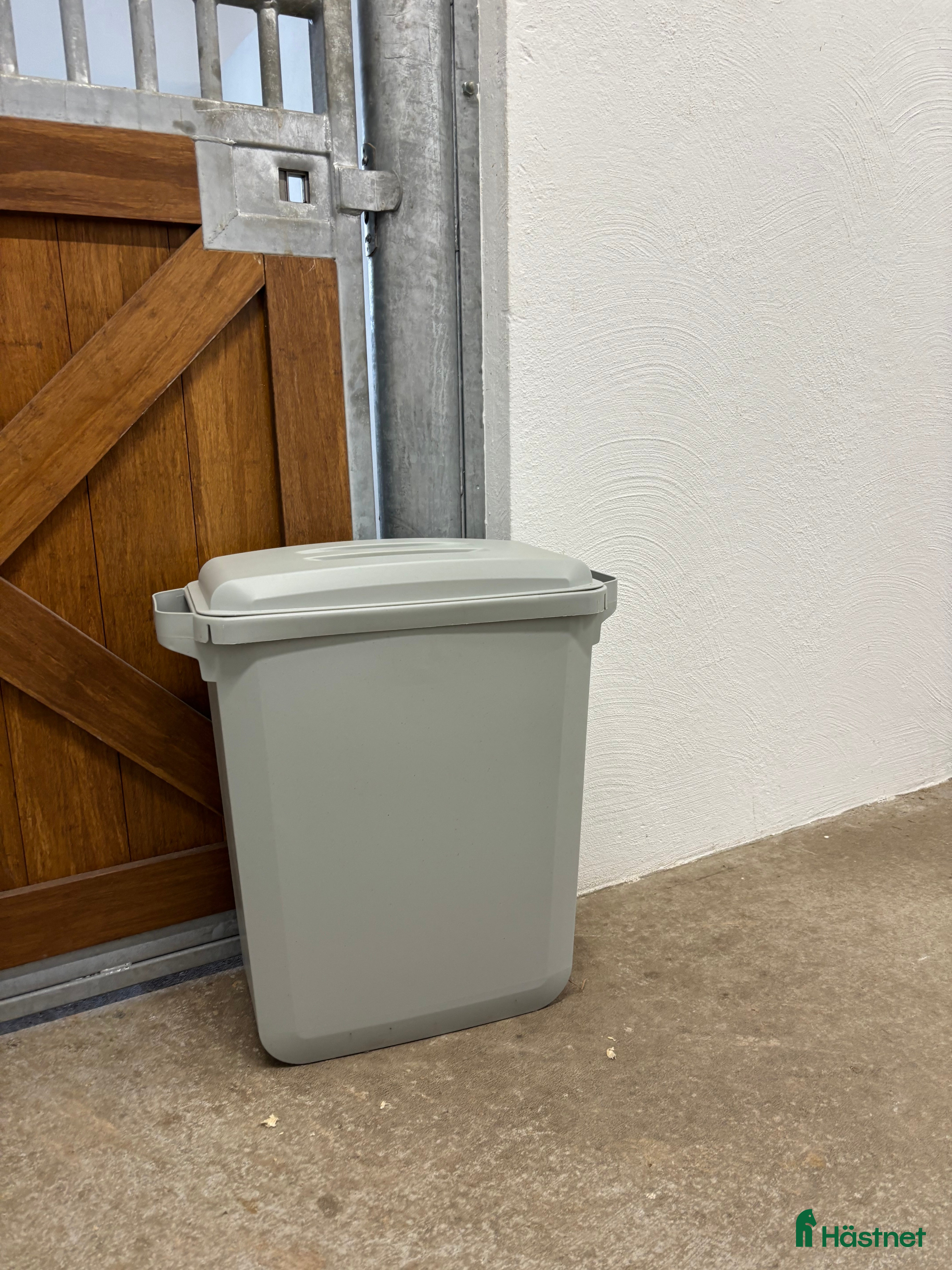 Stallinredning, stängsel & gård övrig utrustning till salu: Fodertunna, Grå 60l  i Skivarp - Annons 3