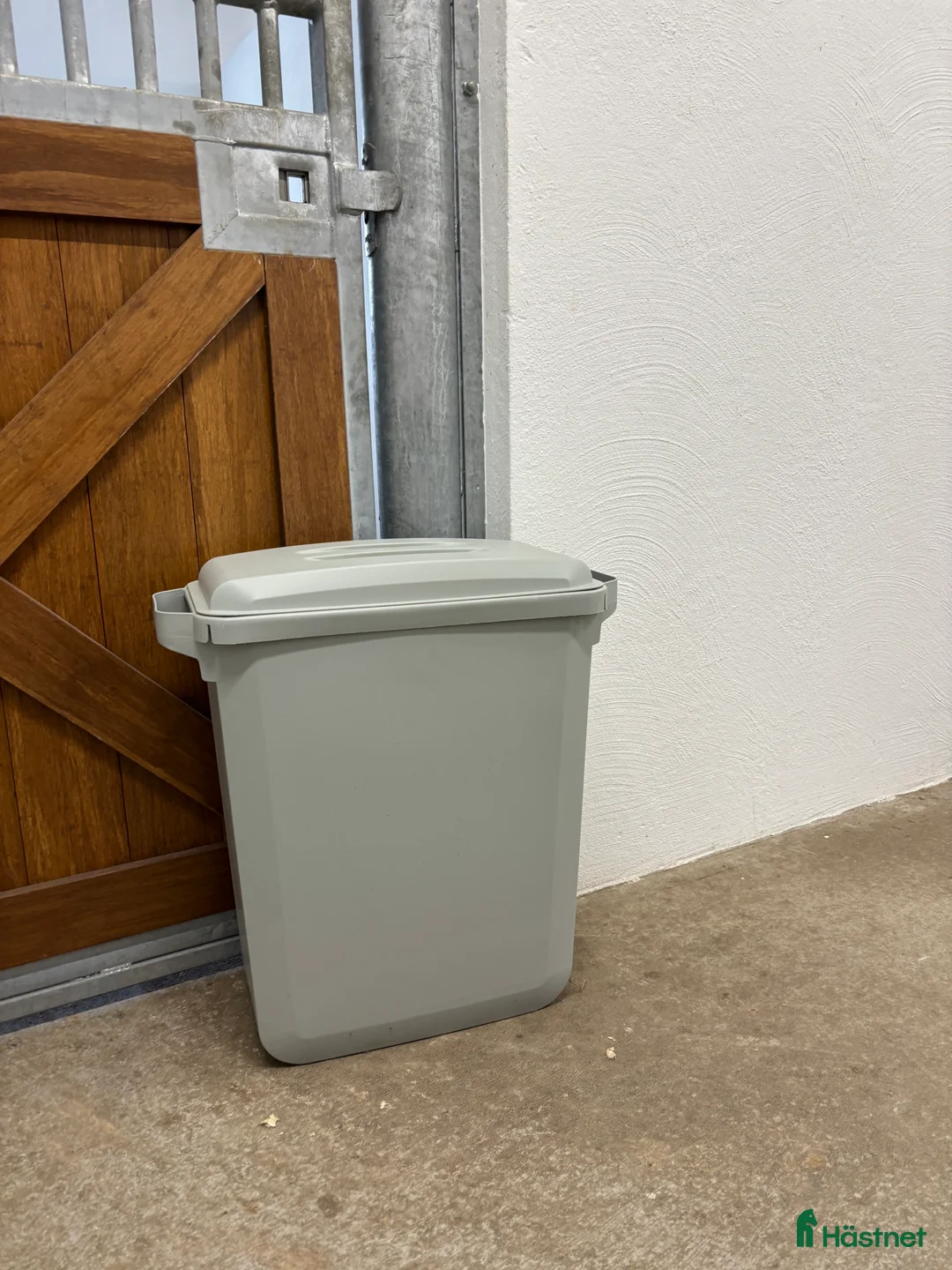 Stallinredning, stängsel & gård övrig utrustning till salu: Fodertunna, Grå 60l  i Skivarp - Annons 1