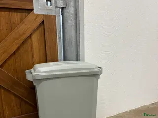 Stallinredning, stängsel & gård övrig utrustning till salu: Fodertunna, Grå 60l i Skivarp - Annons 3