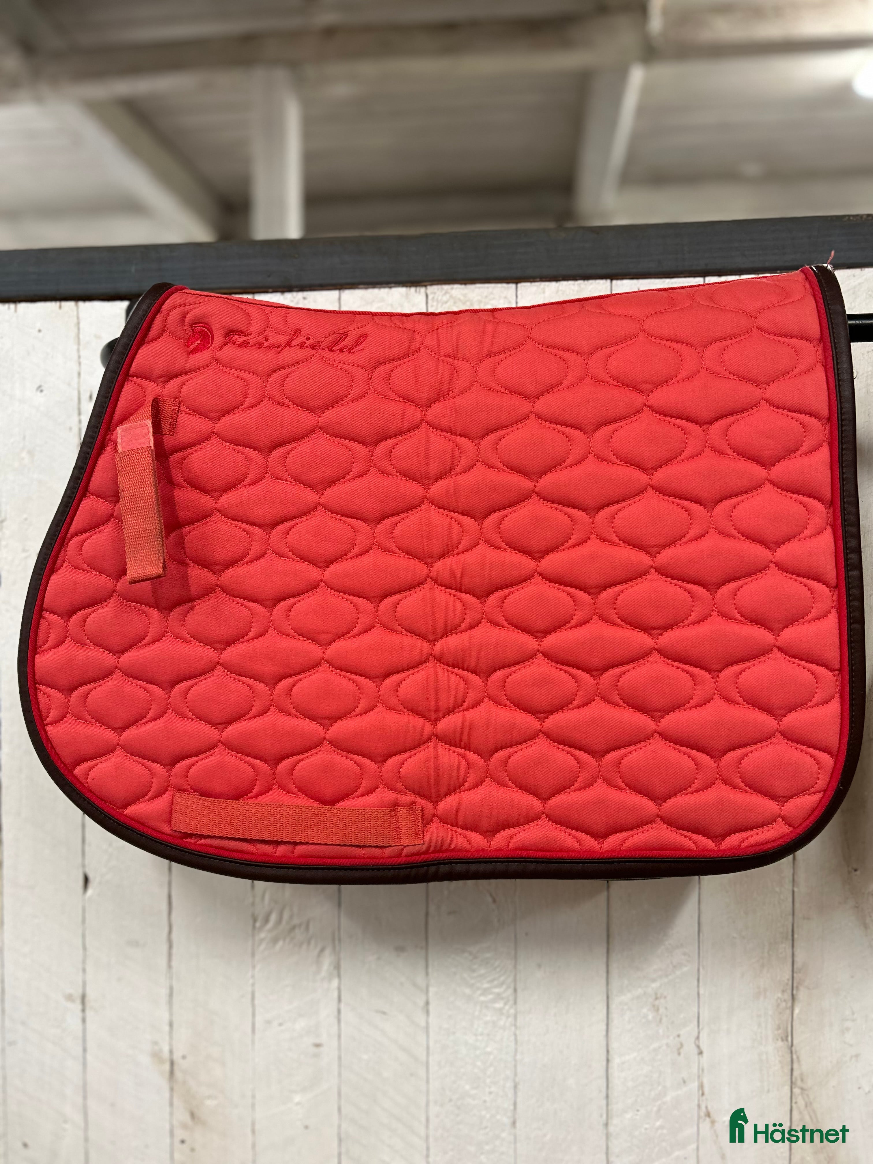 Schabrak & Vojlockar hästutrustning till salu: Fairfield korallfärgat schabrak i Trelleborg - Annons 7