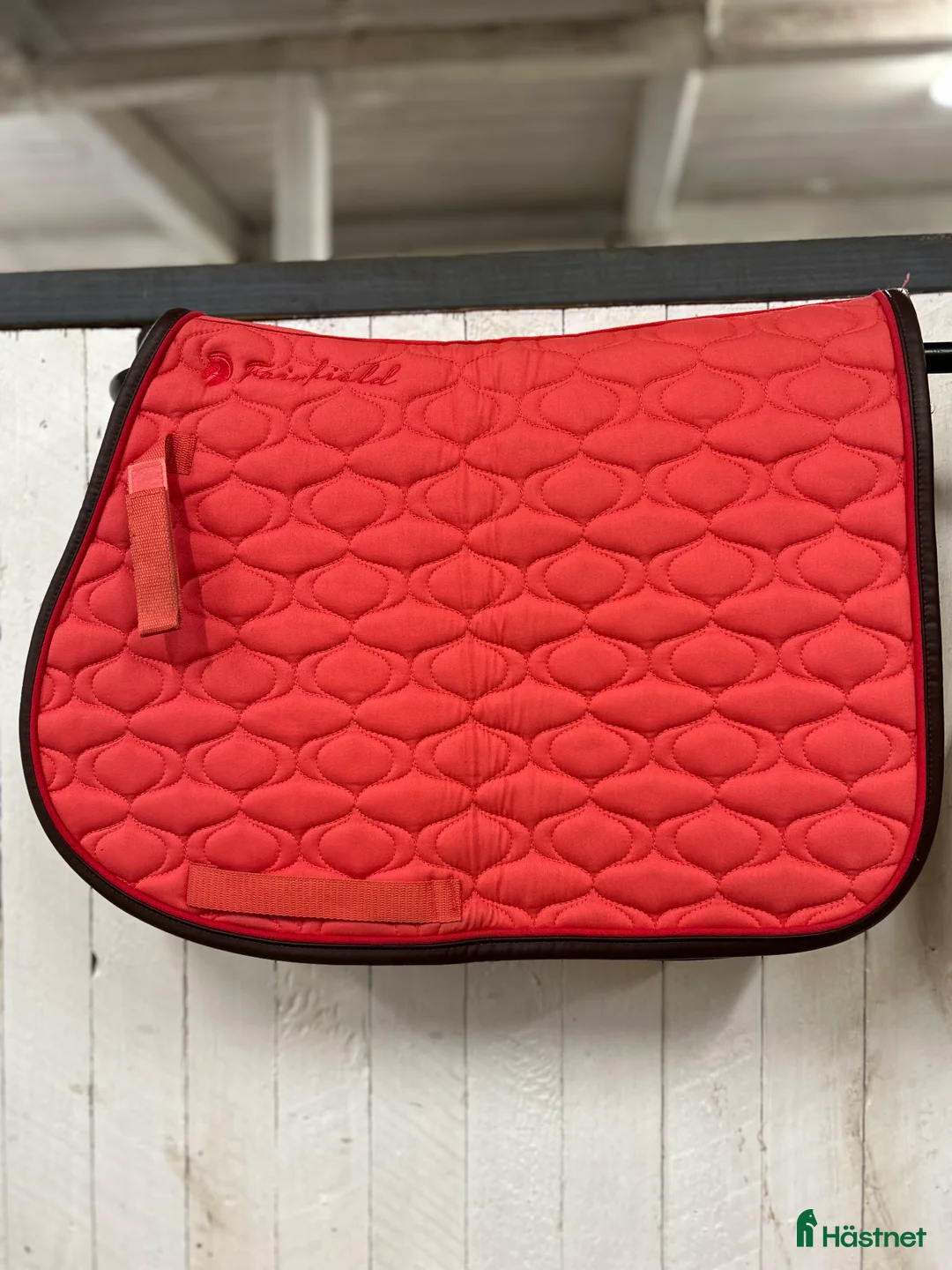 Schabrak & Vojlockar hästutrustning till salu: Fairfield korallfärgat schabrak i Trelleborg - Annons 1