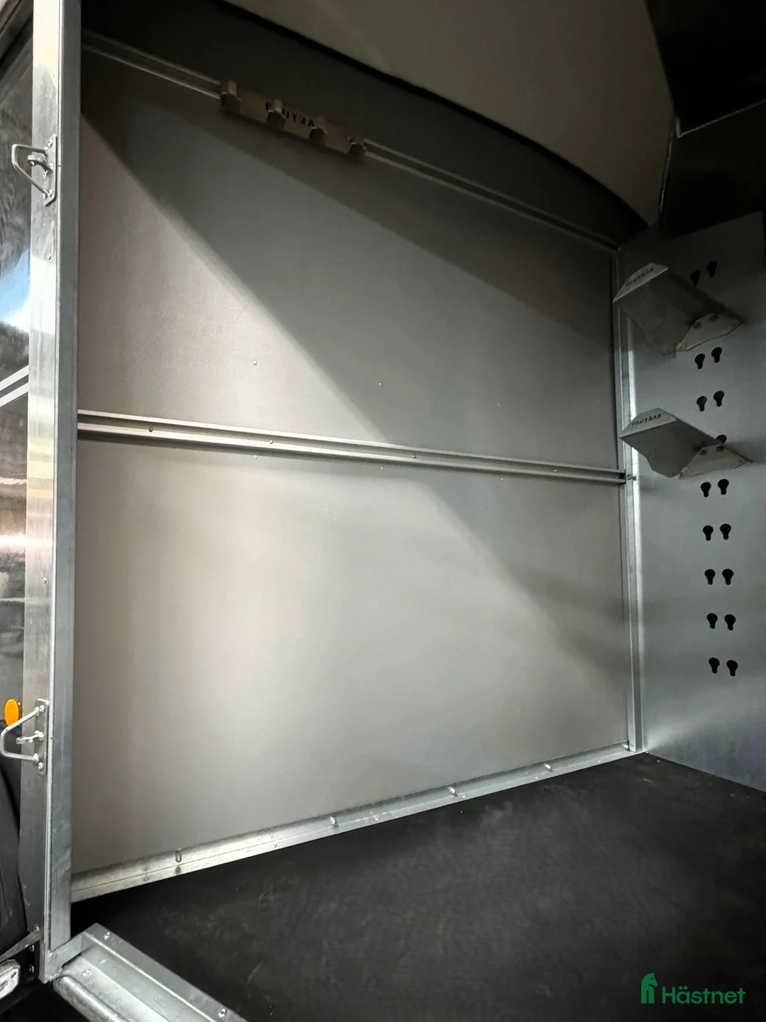 Hästtransporter  fordon & transport till salu: Oblic X -stor diagonallastad modell + sadelkammare - Annons 21